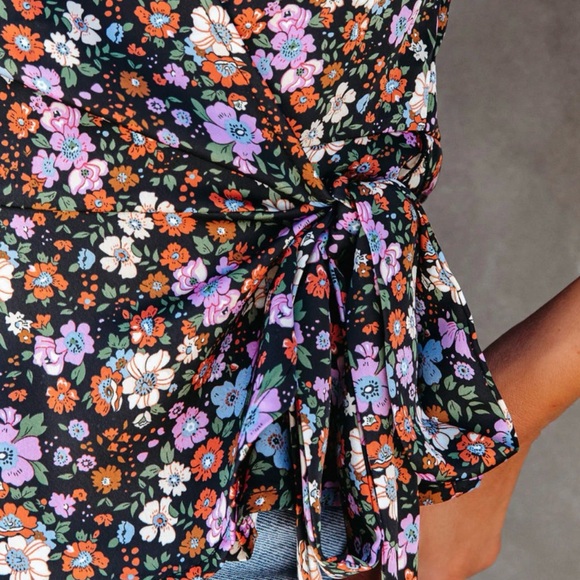 NWOT VICI FLORAL WRAP TOP SIZE MEDIUM - Picture 5 of 8